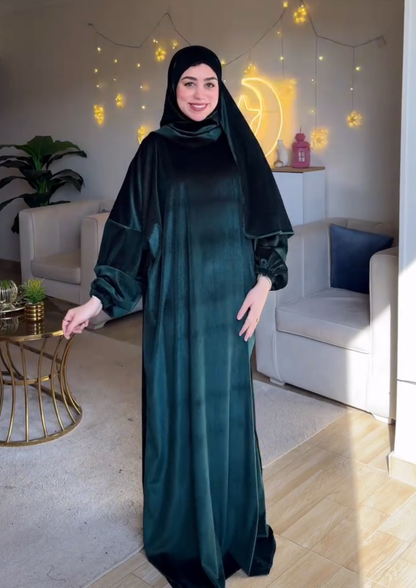 عباية "ملكة الفخامة" من القطيفة الناعمة – تشكيلة المناسبات الراقية