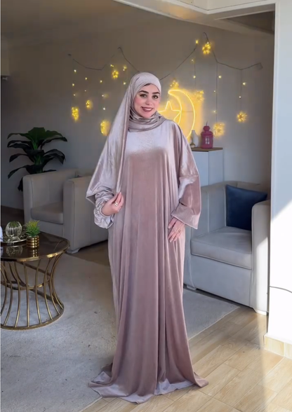 عباية "ملكة الفخامة" من القطيفة الناعمة – تشكيلة المناسبات الراقية
