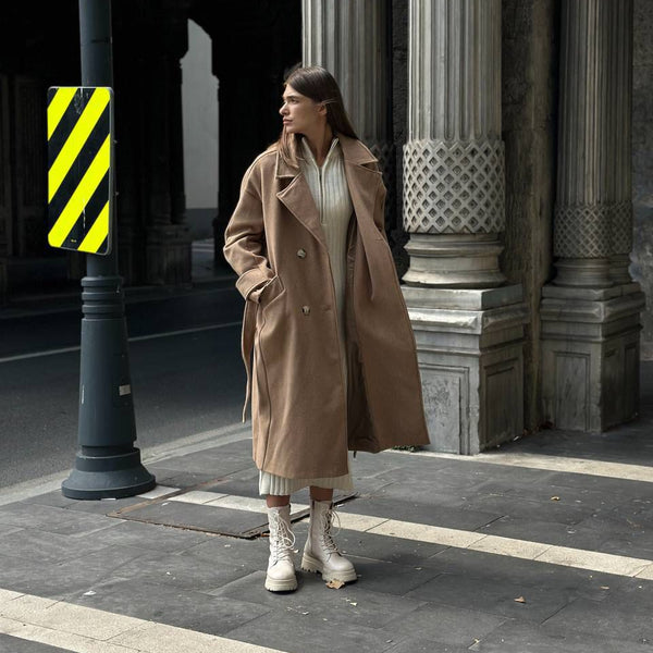 Manteau long en cachemire à ceinture et détails aux poignets