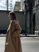 Manteau long en cachemire à ceinture et détails aux poignets