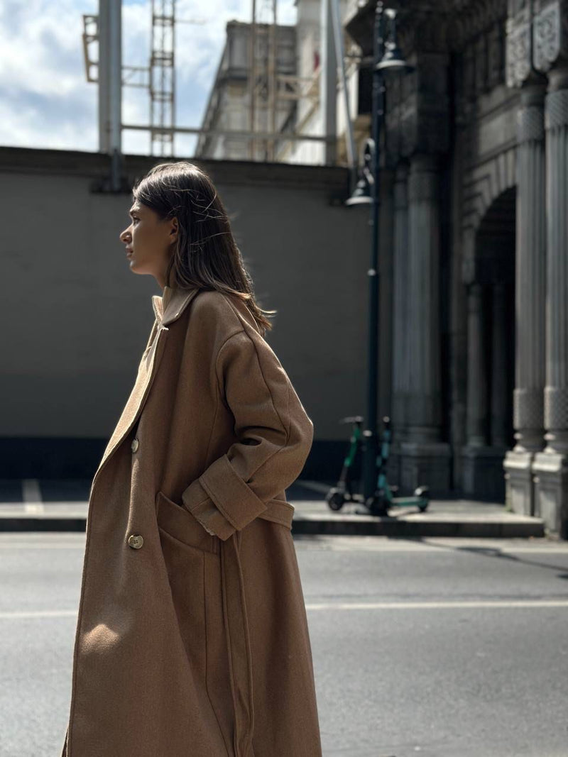 Manteau long en cachemire à ceinture et détails aux poignets