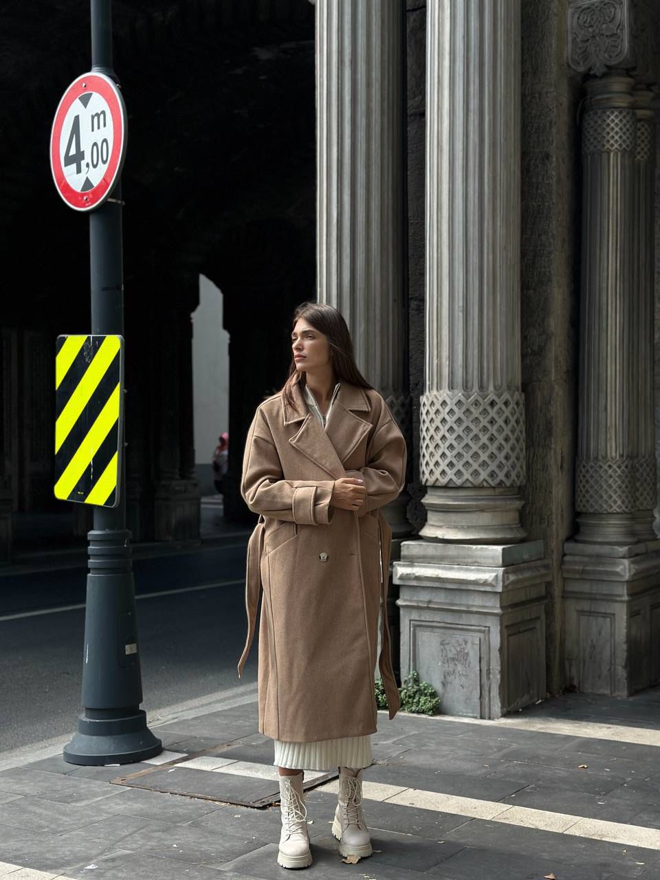 Manteau long en cachemire à ceinture et détails aux poignets