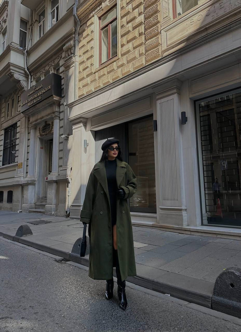 Manteau long en cachemire à ceinture et détails aux poignets