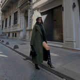 Manteau long en cachemire à ceinture et détails aux poignets