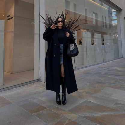 Manteau long en cachemire à ceinture et détails aux poignets