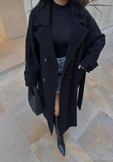 Manteau long en cachemire à ceinture et détails aux poignets