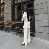 Ensemble noir ample avec ourlet contrastant