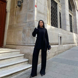 Ensemble noir ample avec ourlet contrastant